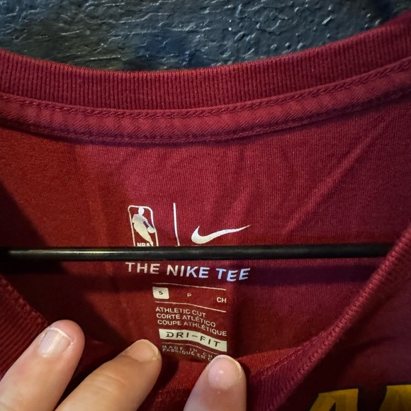 Women’s Nike Red and Yellow Cleveland Cavaliers Labron James Tshirt Jersey - Picture 3 of 4